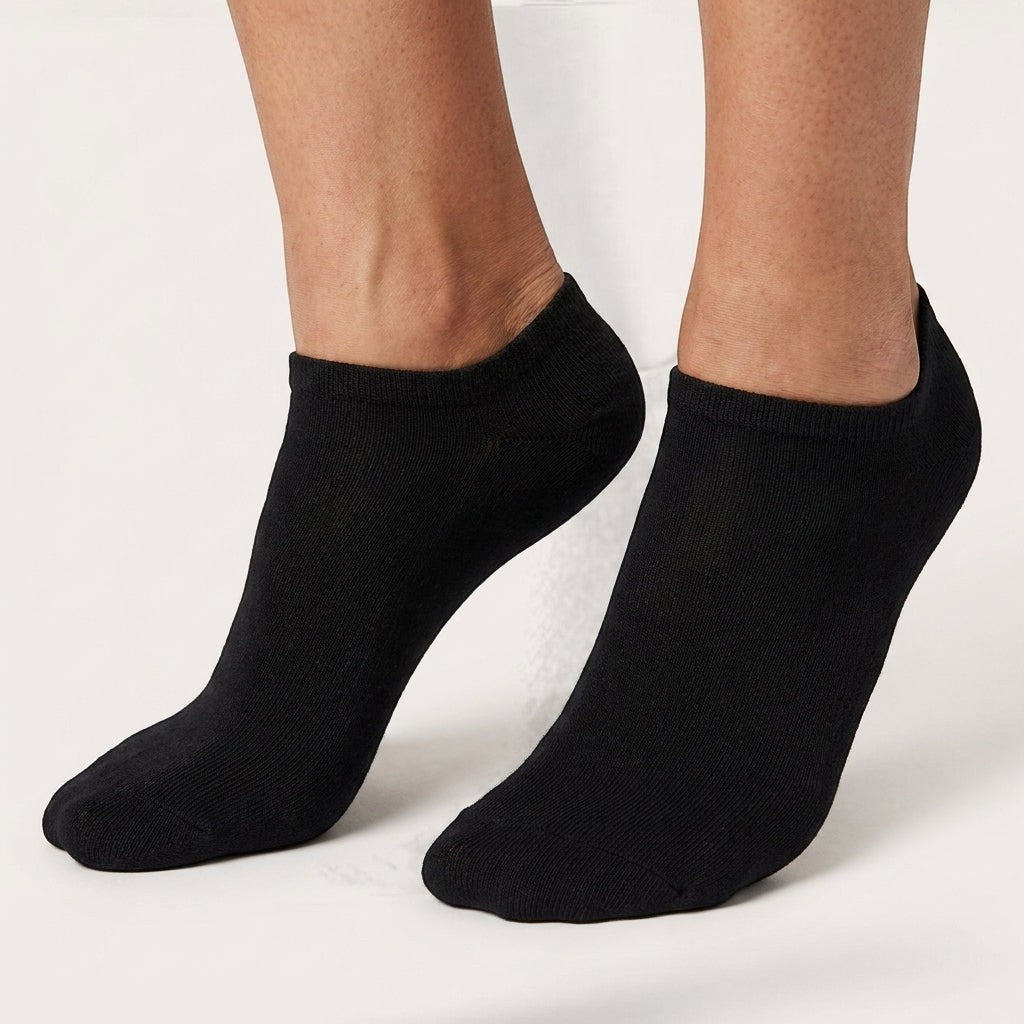 Calcetines negros tipo tines de El buen Tin, diseño cómodo y transpirable para uso diario con tenis